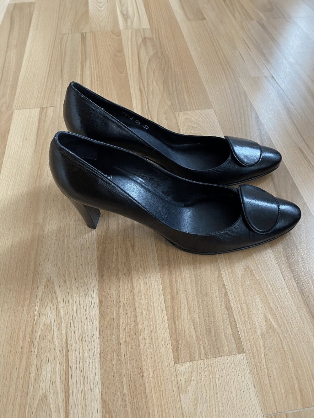Black leather heels 39 (US8)